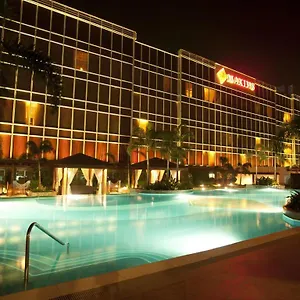Maxims Hotel מלון